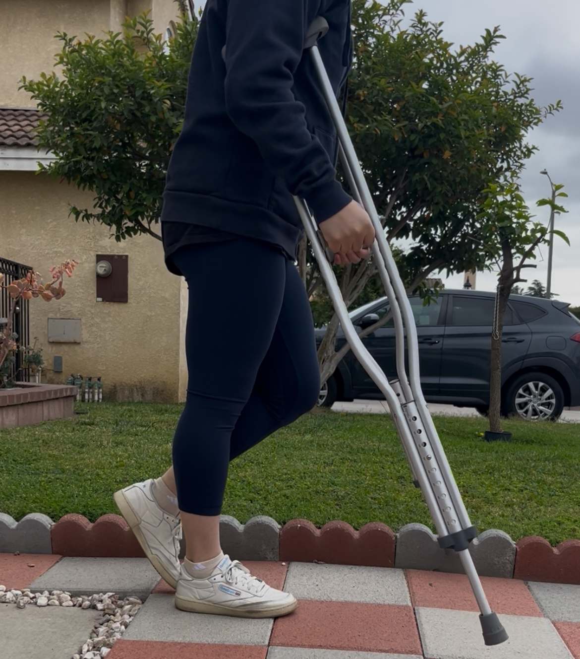How to use axillary crutches